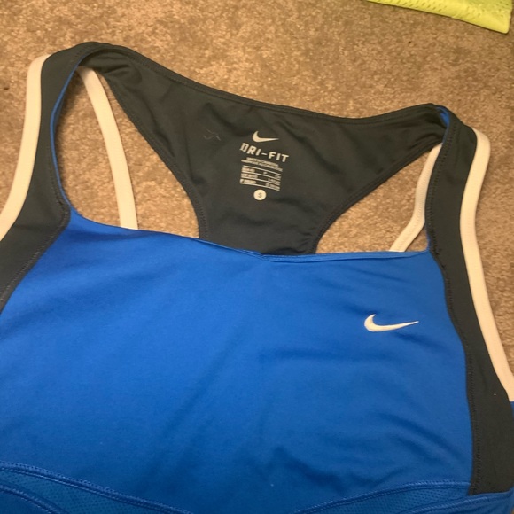Nike top - Picture 3 of 4